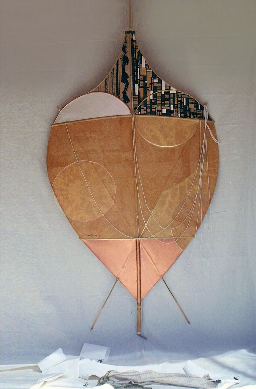 ADDIS ABABA — 2011 — Medidas: 2,00 m x 1,10 m (Total: 11,00 m)Materiais: Tinta nanquim Seda. Papel kraft. Papel Batik. Papéis metalizados: Cobre, Ouro, Pérola. Bambu. Acrílicos. Papel machê Tela crua Fios de Algodão — Fabio Crisanti